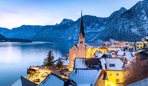 famous-hallstatt-mountain-village-austrian-alps-austria
